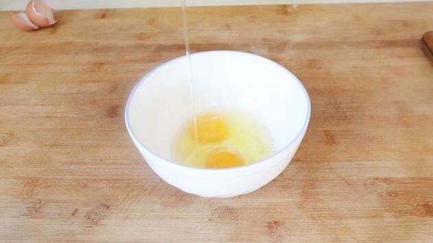 农家开胃的凉拌菜流程：两个鸡蛋筷子均匀搅拌