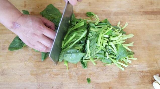 农家开胃的凉拌菜流程：菠菜洗净切段