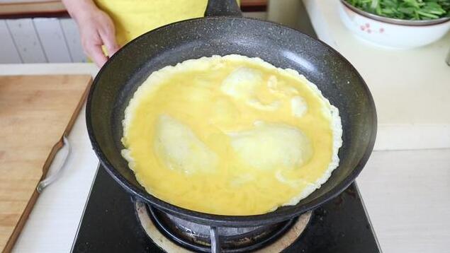 农家开胃的凉拌菜流程：蛋液摊成鸡蛋饼